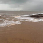 Konyaaltı Sahilinde denizin rengi kahverengiye döndü