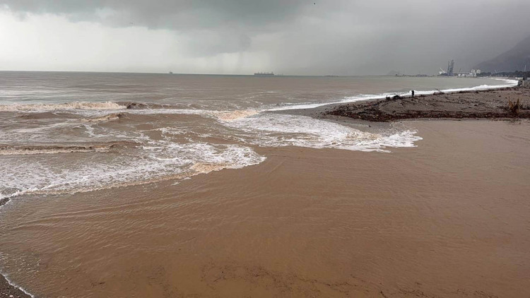 Konyaaltı Sahilinde denizin rengi kahverengiye döndü