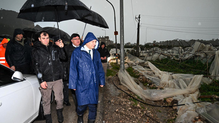 Vali Şahin, Demre ve Kumluca’da zarar gören alanları yerinde inceledi