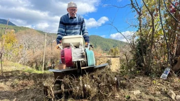 82 yaşındaki mali müşavir gençlere taş çıkartıyor