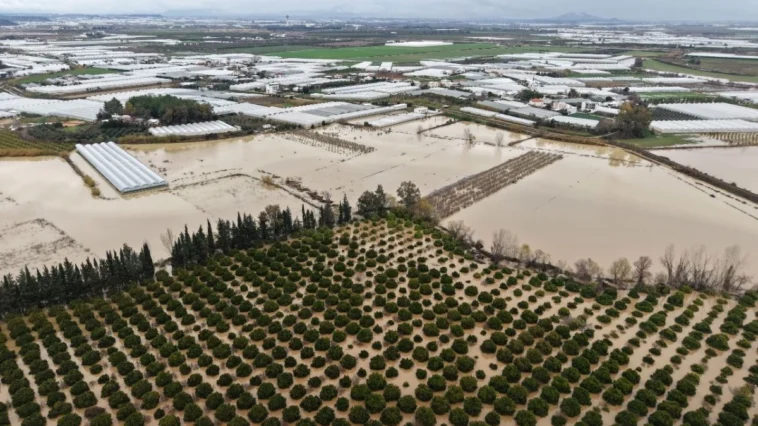 Aksu’da dere taştı, seralar sular altında kaldı