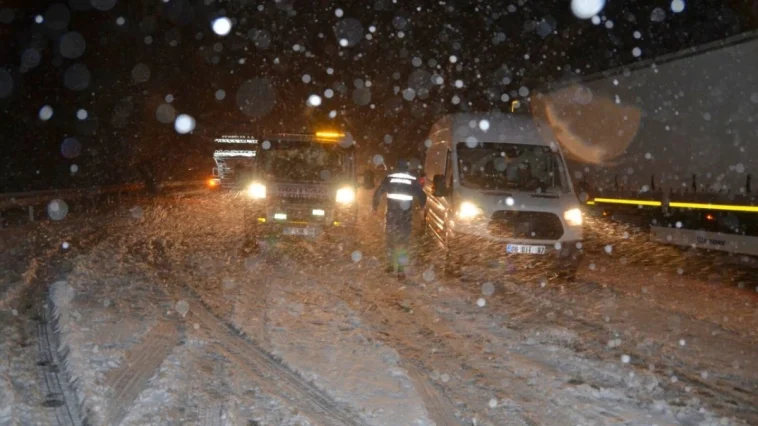 Alacabel’de gece saatlerinde kar yağışı