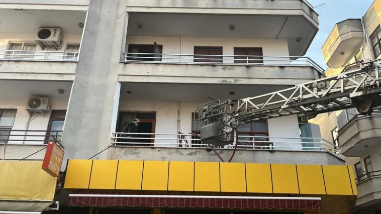 Alanya'da 3 katlı binada yangın paniği