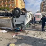 Alanya’da çöp kamyonu devrildi: 1’i ağır 3 işçi yaralı