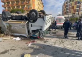 Alanya’da çöp kamyonu devrildi: 1’i ağır 3 işçi yaralı
