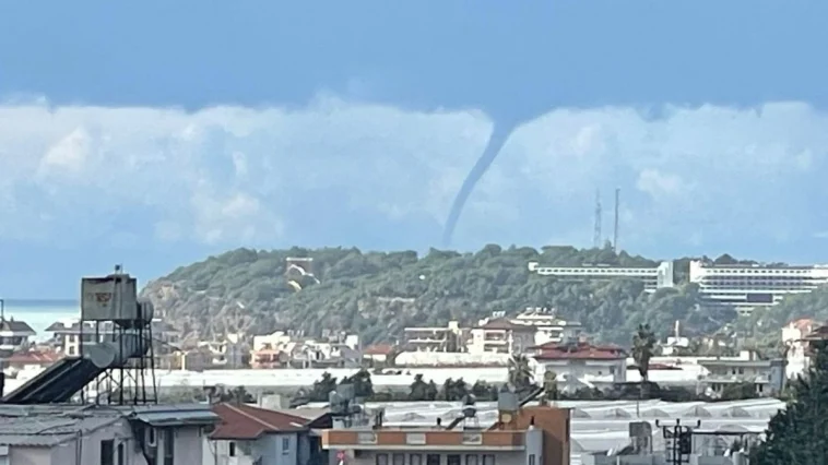 Alanya'da denizde oluşan hortum kamerada