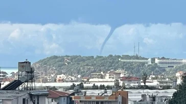 Alanya'da denizde oluşan hortum kamerada