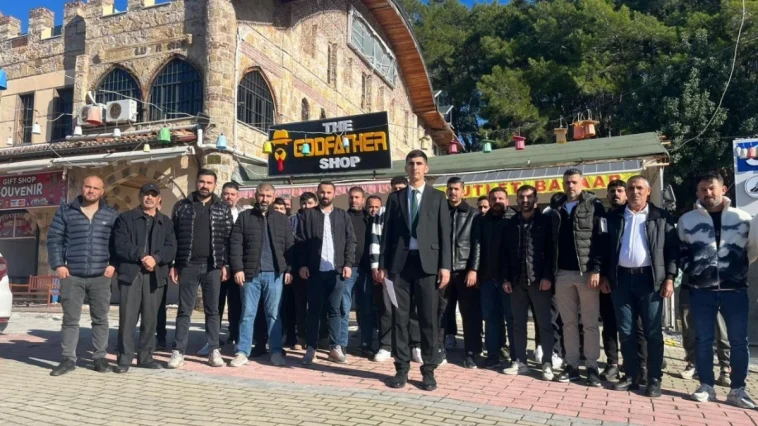 Alanya'da kavşak kapatıldı, esnaf isyan etti