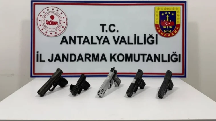 Alanya'da ruhsatsız silah operasyonu