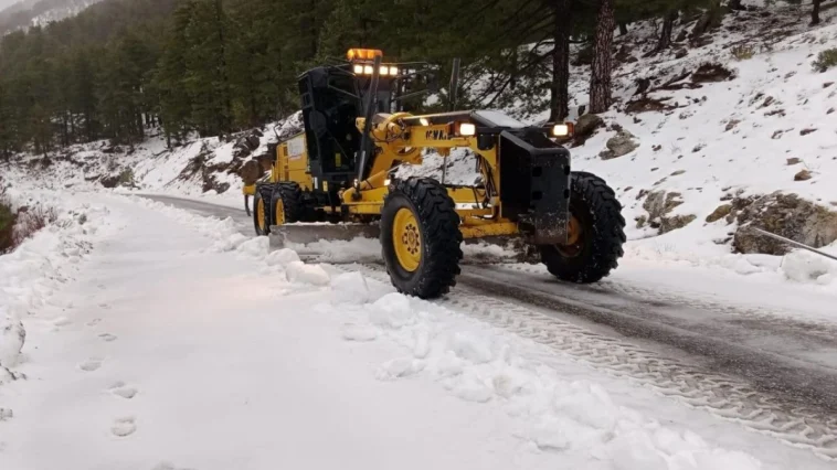 Alanya'nın yüksek kesimlerinde karla mücadele çalışması sürüyor