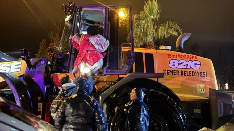 Antalya Kemer’de sel mağdurları pansiyona yerleştirildi