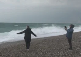 Antalya'da dalgalarla hatıra fotoğrafı