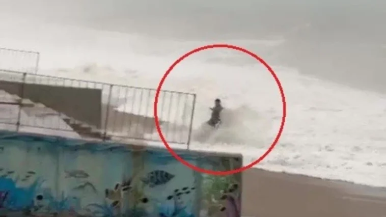 Antalya’da dev dalgaların arasında son anda kurtuldu