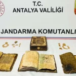 Antalya'da durdurulan araçtan tarihi kitap ve tarihi eser çıktı