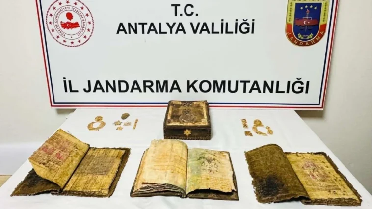 Antalya'da durdurulan araçtan tarihi kitap ve tarihi eser çıktı