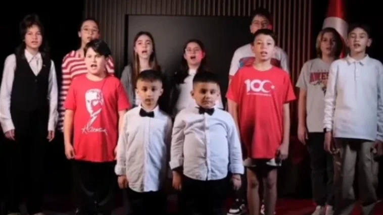 Antalya’da gazi çocukları İstiklal Marşı okuyarak mesaj verdi