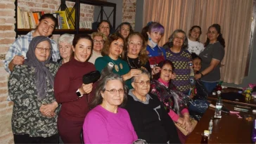 Antalya’da İranlı kuaförlerden yaşlılara gönüllü bakım