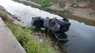 Antalya'da kontrolden çıkan araç kanala uçtu
