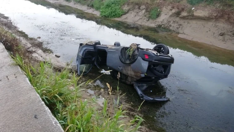 Antalya'da kontrolden çıkan araç kanala uçtu