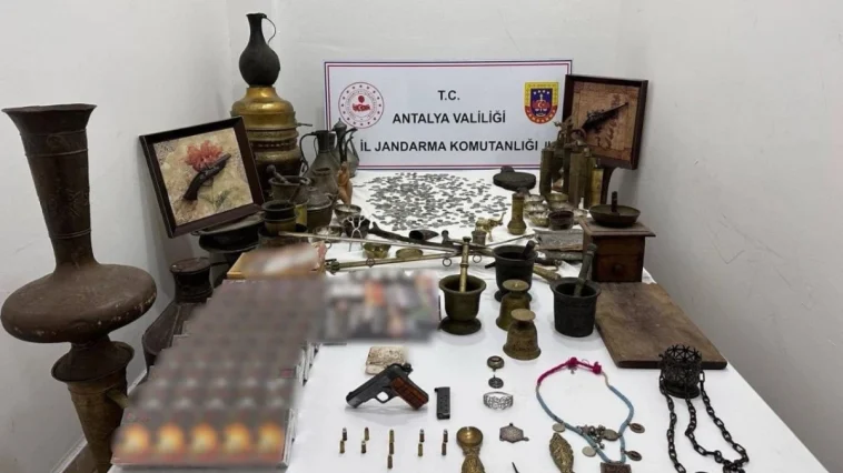 Antalya'da tarihi eser ve kaçak eşya operasyonu