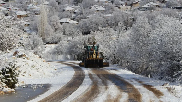 Antalya'nın yüksek kesimlerinde karla mücadele çalışması