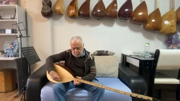 Bağlama sevdası çocuklukta başladı, 50 yıldır sürüyor
