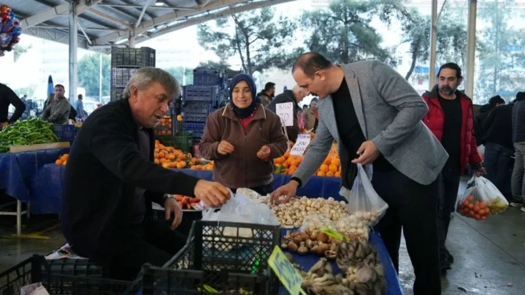 Başkan Kotan'dan pazar esnafına ziyaret