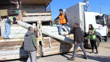 Büyükşehir Belediyesi’nden hortumdan zarar gören üreticiye destek