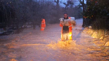 Büyükşehir ekipleri yağmur ve fırtınaya karşı seferber oldu
