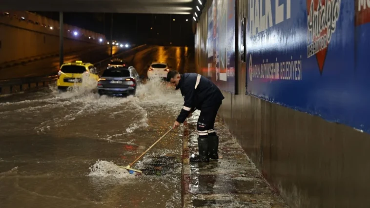 Büyükşehir yağışa karşı seferber oldu
