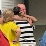 Evleri yanan baba ile kızı, sarılarak birbirini teselli etti