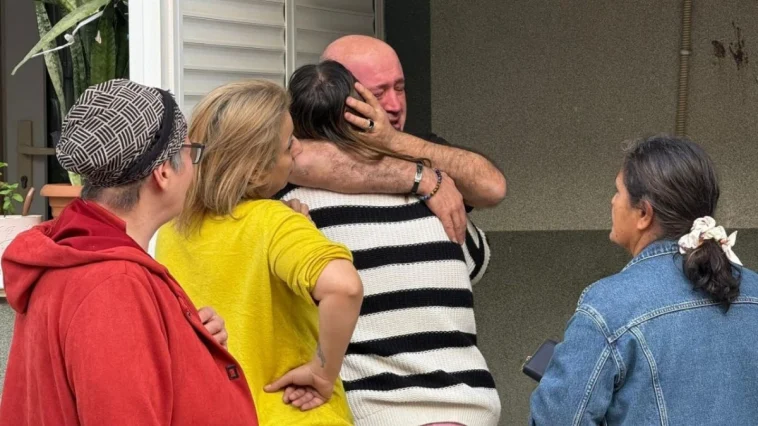 Evleri yanan baba ile kızı, sarılarak birbirini teselli etti