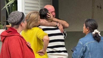 Evleri yanan baba ile kızı, sarılarak birbirini teselli etti