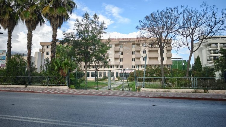 KEMER’İN KALBİNDE BİR ENKAZ: ESKİ TUREM BİNASI KADERİNE TERK EDİLDİ!