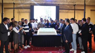 LİMAK LİMRA'DA 28. YIL GURURU: GENEL MÜDÜR ÇALDI, PERSONEL EĞLENDİ