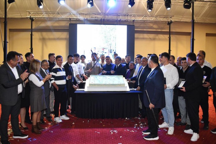 LİMAK LİMRA'DA 28. YIL GURURU: GENEL MÜDÜR ÇALDI, PERSONEL EĞLENDİ