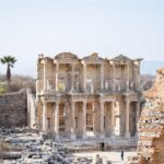 ANTİK DÜNYANIN KALBİ EFES: LİMAN KENTİNDEN İNANÇ MERKEZİNE BİR MİRAS