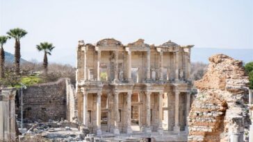 ANTİK DÜNYANIN KALBİ EFES: LİMAN KENTİNDEN İNANÇ MERKEZİNE BİR MİRAS