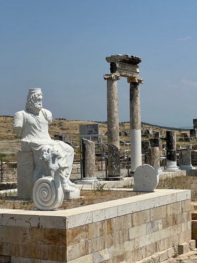 BEYAZ CENNETİN ANTİK KOMŞUSU: HİERAPOLİS’TE TARİHE YOLCULUK!