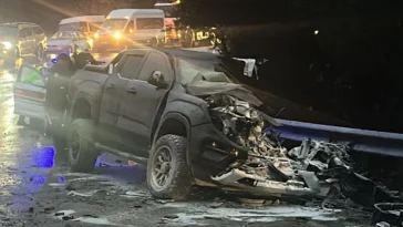 Kamyonet ile tır çarpıştı: 2 yaralı