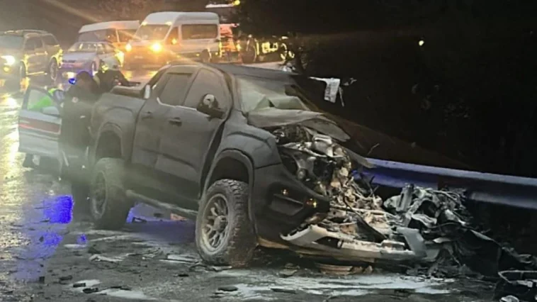 Kamyonet ile tır çarpıştı: 2 yaralı