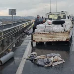 Kamyonet kazasında etilen tüpler yola saçıldı