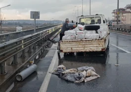 Kamyonet kazasında etilen tüpler yola saçıldı