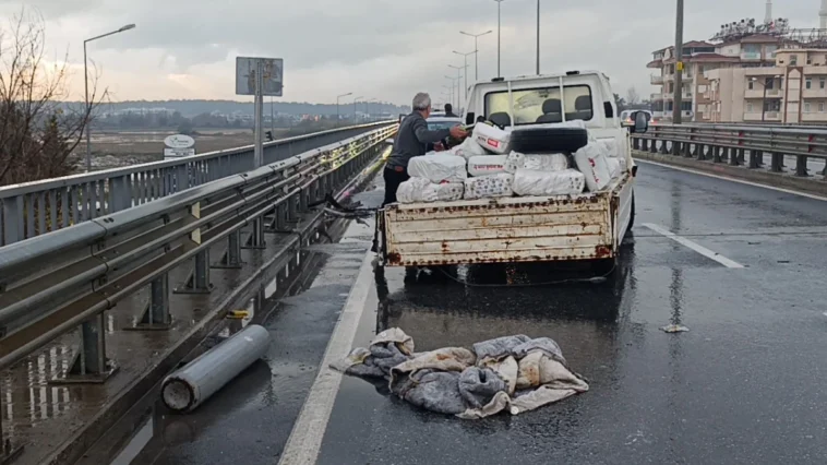 Kamyonet kazasında etilen tüpler yola saçıldı