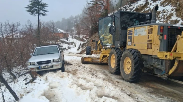 Kar ve tipi yolu kapattı, Büyükşehir ekipleri seferber