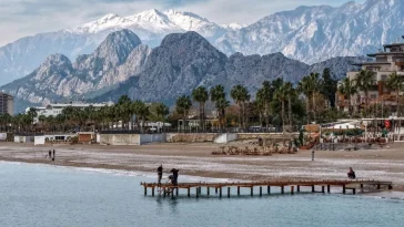 Karlı dağ manzarasında sahil keyfi