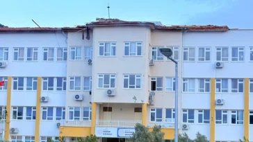 Kaş'ta fırtına bir okulun çatısına zarar verdi