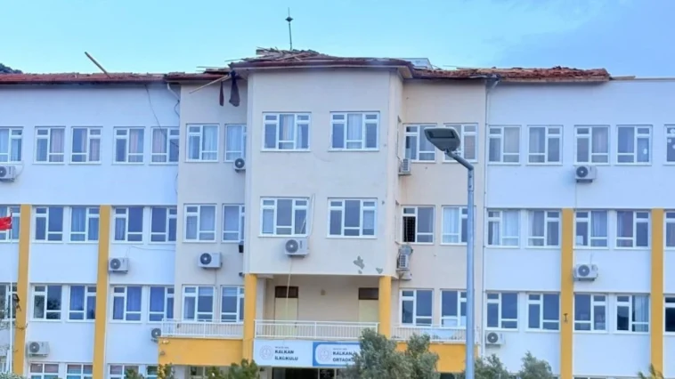 Kaş'ta fırtına bir okulun çatısına zarar verdi