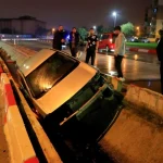 Kaygan yolda kontrolden çıkan otomobil kanala uçtu