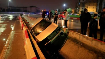 Kaygan yolda kontrolden çıkan otomobil kanala uçtu